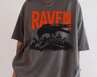 Överdimensionerad t-shirt med korpmönster, kråkskelett i goth-stil med cottagecore-motiv