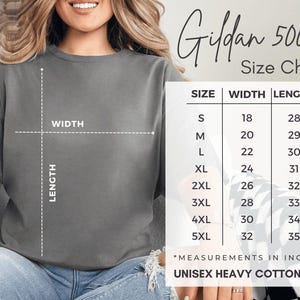 Puede incluir: Una camiseta gris carb&oacute;n de manga corta con una tabla de tallas Gildan 5000 superpuesta. La tabla muestra medidas de ancho y largo en pulgadas para las tallas S a 5XL, que van de 18 a 32 pulgadas de ancho y 28 a 35 pulgadas de largo.