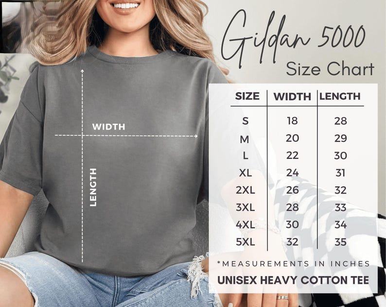 Puede incluir: Una camiseta gris carb&oacute;n de manga corta con una tabla de tallas Gildan 5000 superpuesta. La tabla muestra medidas de ancho y largo en pulgadas para las tallas S a 5XL, que van de 18 a 32 pulgadas de ancho y 28 a 35 pulgadas de largo.