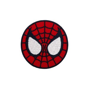 Pode incluir: Um patch bordado redondo com o rosto do Homem-Aranha. O design inclui um fundo vermelho com um padrão de teia de aranha preta, formas de olhos brancos e uma borda preta. Adequado para roupas ou acessórios.