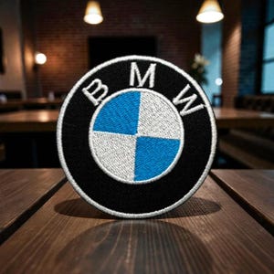Patch bordado com o logotipo da BMW. Pode ser costurado ou aplicado com ferro de passar.