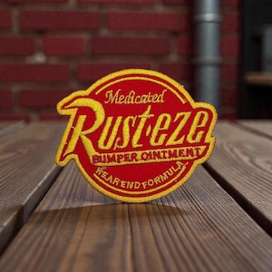 Parche bordado con el logo. Para coser o planchar.