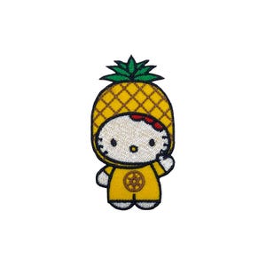 Peut inclure: Écusson brodé représentant un personnage de dessin animé déguisé en ananas. Le personnage a un visage blanc, des yeux noirs et un nœud rouge. Le costume d'ananas est jaune avec un dessus vert et une combinaison jaune.