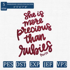 Puede incluir: Diseño de bordado con la frase "She is more precious than rubies" en escritura burdeos. El diseño incluye la referencia bíblica Prov 3:15. Disponible en varios tamaños, de 10,16 cm a 20,32 cm, y en varios formatos de archivo.
