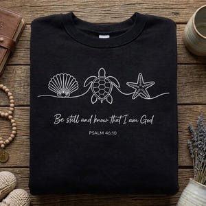 Puede incluir: Juego de tres tazas de cerámica con acabado mate moteado. Las tazas son de color crema, gris claro y gris oscuro. Cada taza tiene un diseño simple y minimalista.