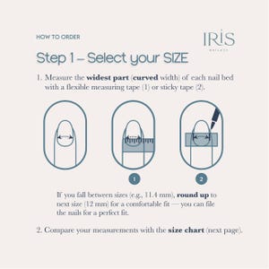 Może przedstawiać: Grafika instruktażowa zatytułowana HOW TO ORDER Step 1 - Select your SIZE. Przedstawia trzy schematy paznokcia ze strzałkami wskazującymi na pomiar najszerszej, zakrzywionej części za pomocą elastycznej taśmy mierniczej lub taśmy klejącej.