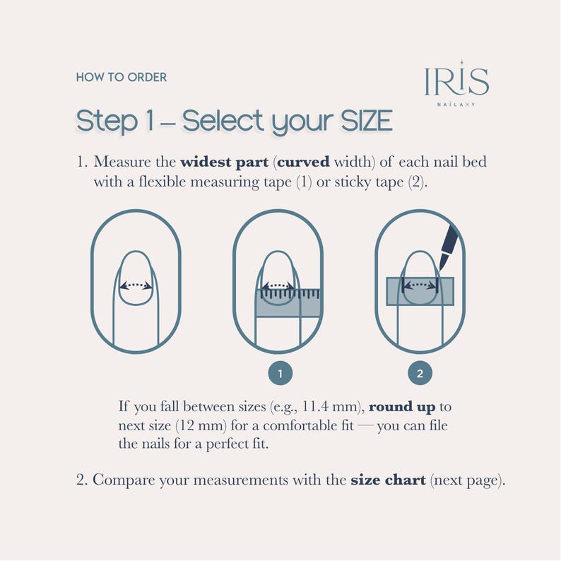 Może przedstawiać: Grafika instruktażowa zatytułowana HOW TO ORDER Step 1 - Select your SIZE. Przedstawia trzy schematy paznokcia ze strzałkami wskazującymi na pomiar najszerszej, zakrzywionej części za pomocą elastycznej taśmy mierniczej lub taśmy klejącej.