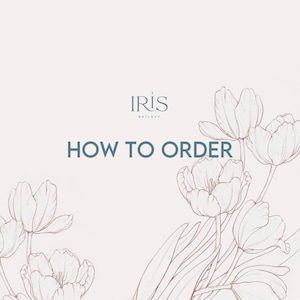Może przedstawiać: Jasnobeżowa grafika informacyjna z napisem IRIS NAILAXY oraz HOW TO ORDER ciemnoniebieskimi literami. Projekt jest ozdobiony delikatnymi, cienkimi brązowymi ilustracjami botanicznymi kwiat&oacute;w tulipan&oacute;w po bokach.