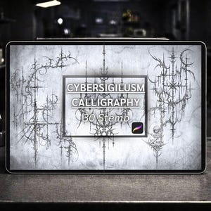 Può includere: Un tablet digitale mostra un'opera d'arte dettagliata in scala di grigi con intricati motivi spinosi e floreali. Il testo "CYBERSIGILUSM CALLIGRAPHY 30 Stemp" è centrato all'interno di una cornice rettangolare, con un'icona colorata dell'app.