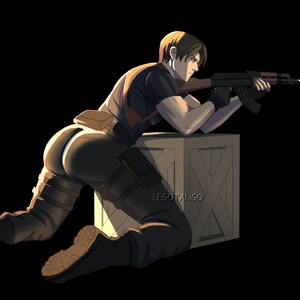 Pu&ograve; includere: Illustrazione di una persona che mira con un fucile, inginocchiata su una cassa di legno. La persona indossa una maglietta nera, pantaloni scuri e stivali da combattimento. Un lampo di bocca &egrave; visibile. Lo sfondo &egrave; nero.