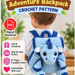 Könnte beinhalten: Eine Häkelanleitung für einen Little Dragon Adventure Rucksack. Das digitale PDF enthält Schritt-für-Schritt-Fotos, über 8 Seiten Anleitung und ist für ein mittleres Niveau. Der Rucksack ist hellblau mit dunkelblauen Akzenten.
