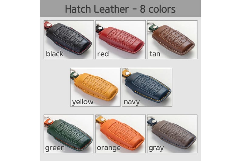 Op de afbeelding: Een verzameling van acht lederen sleuteletuis in verschillende kleuren: zwart, rood, bruin, geel, marineblauw, groen, oranje en grijs. Elke hoes heeft een getextureerd oppervlak en een knoppenindeling. De tekst "Hatch Leather - 8 kleuren" staat bovenaan.