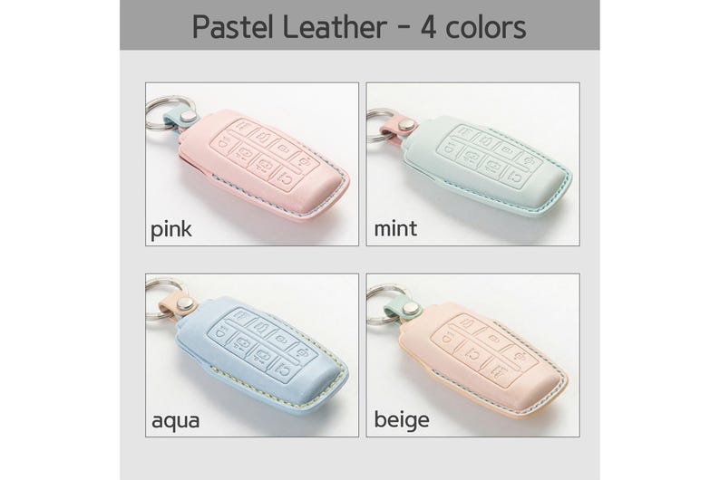 Op de afbeelding: Pastel leren sleuteletuis in roze, mint, aqua en beige. Elke hoes heeft een sleutelring en een rechthoekige vorm met reli&euml;fknoppen. De tekst "Pastel Leather - 4 kleuren" staat bovenaan.