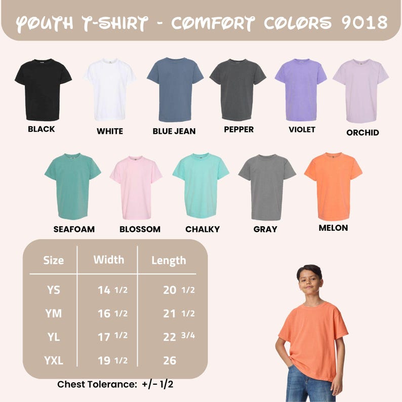 Może przedstawiać: Prezentacja młodzieżowych t-shirt&oacute;w w r&oacute;żnych kolorach, w tym czarnym, białym, niebieskim, pieprzowym, fioletowym, orchidei, morskim, kwitnącym, kredowym, szarym i melonowym. Obraz zawiera r&oacute;wnież szczeg&oacute;ły dotyczące rozmiar&oacute;w i wymiar&oacute;w dla każdej koszulki, z młodą osobą w koszulce w kolorze melona.