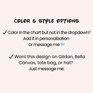 Może przedstawiać: Grafika z tekstem &bdquo;COLOR & STYLE OPTIONS&rdquo;. Zawiera instrukcje dodania koloru w personalizacji, jeśli nie ma go w menu rozwijanym, lub wysłania wiadomości do sprzedawcy. Wspomina r&oacute;wnież, że projekt można umieścić na Gildan, Bella Canvas, torbie lub kapeluszu.
