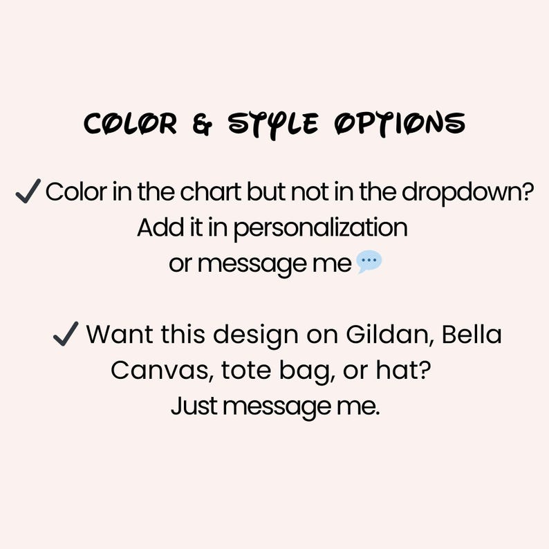 Może przedstawiać: Grafika z tekstem &bdquo;COLOR & STYLE OPTIONS&rdquo;. Zawiera instrukcje dodania koloru w personalizacji, jeśli nie ma go w menu rozwijanym, lub wysłania wiadomości do sprzedawcy. Wspomina r&oacute;wnież, że projekt można umieścić na Gildan, Bella Canvas, torbie lub kapeluszu.