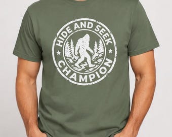 Comfort Colors® Versteckspiel Champion Lustiges Bigfoot-Shirt, Vintages lustiges Bigfüße-Shirt, lustiges Hemd, kampierendes Hemd