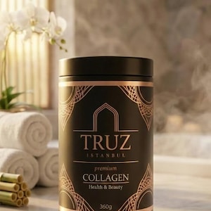 Puede incluir: Un recipiente cilíndrico negro de colágeno premium TRUZ Estambul, con detalles decorativos dorados. La etiqueta incluye el texto "Collagen Health & Beauty" y el peso, 360g. El recipiente está sobre una superficie de mármol.