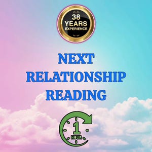 以下が含まれることがあります： パステルカラーの空と雲のデジタル画像。太字の青いテキストは「NEXT RELATIONSHIP READING」と書かれています。金と黒の円形エンブレムには「38 YEARS EXPERIENCE」と書かれています。緑色の時計グラフィックは1時間の期間を示しています。