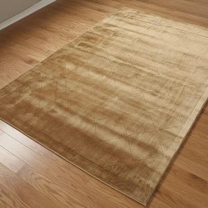 Könnte beinhalten: Ein rechteckiger Teppich in einfarbigem Beige mit einem dezenten, geprägten geometrischen Muster aus sich kreuzenden Linien, die Dreiecke auf der Oberfläche bilden. Der Teppich hat eine weiche, samtartige Textur und einen umlaufenden Rand.