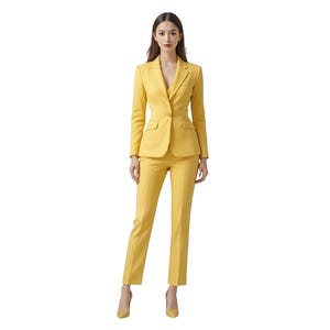 Puede incluir: Un traje amarillo brillante, compuesto por una americana y un pantalón a juego. La americana tiene un cierre de un solo botón y una solapa con muescas. El pantalón está confeccionado con una pernera recta. El conjunto se completa con tacones amarillos.