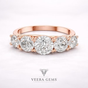 Anillo de cinco piedras con diamantes redondos de laboratorio de 2,50 quilates y alianza de aniversario de oro rosa de 14k.