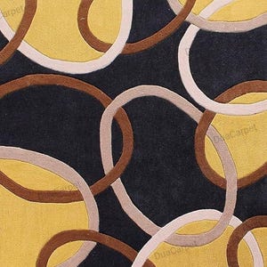 Könnte beinhalten: Ein moderner Teppich mit einem abstrakten Design. Der Teppich zeigt sich überlappende ovale Formen in Braun-, Beige- und Weißtönen vor einem schwarzen Hintergrund. Gelbe kreisförmige Formen sind ebenfalls vorhanden, wodurch ein dynamisches Muster entsteht.