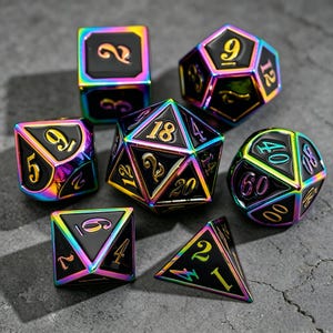 Könnte beinhalten: Ein Set aus sieben polyedrischen Würfeln mit schwarzer Basis, schillernden regenbogenfarbenen Kanten und goldfarbenen Zahlen. Das Set enthält einen W20, W12, W10, W8, W6, W4 und einen Prozentwürfel, die alle klare Zahlenwerte aufweisen.