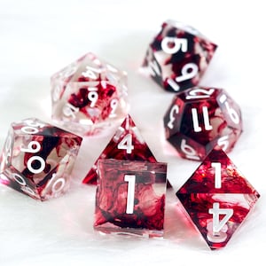 Könnte beinhalten: Eine weiße Keramik-Tasse mit schwarzem Henkel und dem Text "But First, Coffee" in schwarzer, handschriftlicher Schrift. Die Tasse steht auf einer weißen Oberfläche.