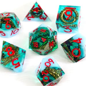 Könnte beinhalten: Ein Set aus drei Keramikbechern mit gesprenkelter, matter Oberfläche. Die Becher sind in Creme-, Hellgrau- und Dunkelgrautönen gehalten. Jeder Becher hat ein schlichtes, minimalistisches Design.