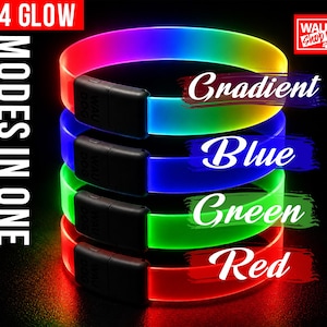 Può includere: Quattro collari LED impilati con fibbie in plastica nera. Il testo 4 GLOW MODES IN ONE appare a sinistra. I collari mostrano impostazioni di luce sfumata, blu, verde e rossa, con il logo WAU SHOP nell'angolo in alto a destra.