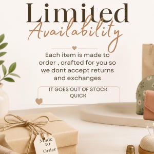 Puede incluir: Una pantalla gr&aacute;fica con el texto Limited Availability, Each item is made to order, crafted for you so we dont accept returns and exchanges, y IT GOES OUT OF STOCK QUICK. Se ven una caja de regalo con una etiqueta Made to Order, una planta y unos estuches.