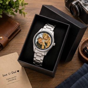 Puede incluir: Un reloj anal&oacute;gico de tono plateado con correa de eslabones met&aacute;licos, que presenta una ilustraci&oacute;n personalizada de dos personas en la esfera. El reloj se presenta dentro de una caja de regalo negra, acompa&ntilde;ado de una tarjeta con el texto love U Dad Thank you for everything.