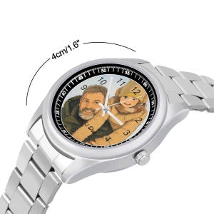 Puede incluir: Un reloj de pulsera anal&oacute;gico plateado con correa de eslabones met&aacute;licos. La esfera presenta una ilustraci&oacute;n personalizada de una persona y un ni&ntilde;o con el texto "love U Dad" impreso. La caja del reloj mide 4 cm de di&aacute;metro.