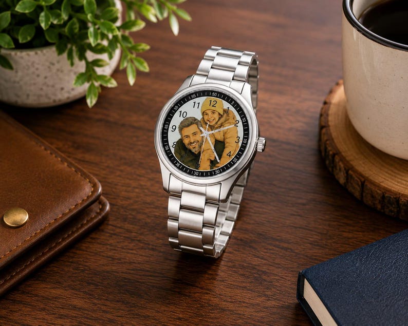 Puede incluir: Un reloj de pulsera anal&oacute;gico de tono plateado con una correa de eslabones met&aacute;licos. La esfera del reloj presenta una fotograf&iacute;a en color personalizada de un adulto y un ni&ntilde;o con un gorro amarillo. La esfera tiene n&uacute;meros ar&aacute;bigos negros.