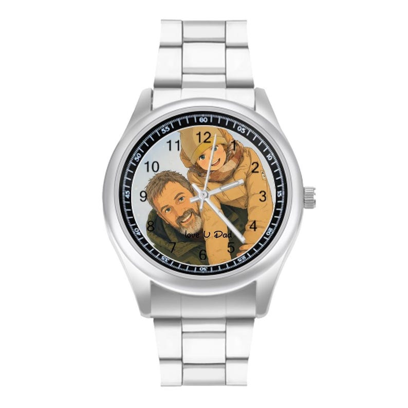 Puede incluir: Un reloj anal&oacute;gico de tono plateado con correa de eslabones met&aacute;licos. La esfera presenta una ilustraci&oacute;n circular de una persona con barba cargando a un ni&ntilde;o en su espalda, con el texto "love U Dad" impreso en negro cerca del centro.