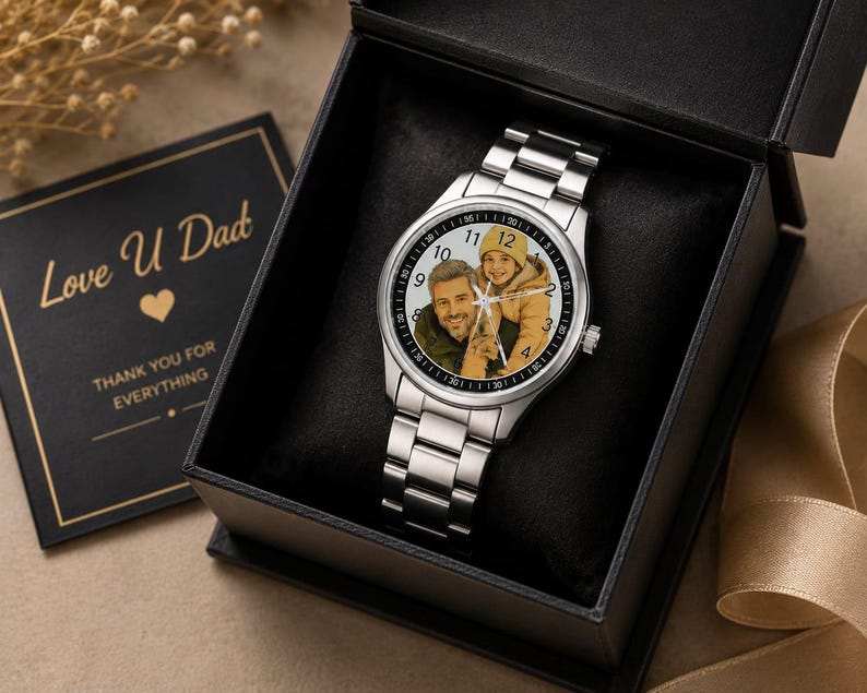 Puede incluir: Un reloj anal&oacute;gico de tono plateado con una esfera de foto personalizada que muestra a un adulto y a un ni&ntilde;o. El reloj tiene una correa de eslabones de metal y se presenta en una caja de regalo negra con una tarjeta que dice Love U Dad THANK YOU FOR EVERYTHING.