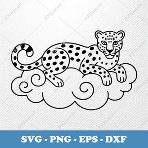Op de afbeelding: Een zwart-wit illustratie van een luipaard met vlekken, rustend op een wolk. Het luipaard bevindt zich in een ontspannen pose, en de wolk heeft een wervelend ontwerp. De afbeelding bevat de tekst "SVG - PNG - EPS - DXF" onderaan.