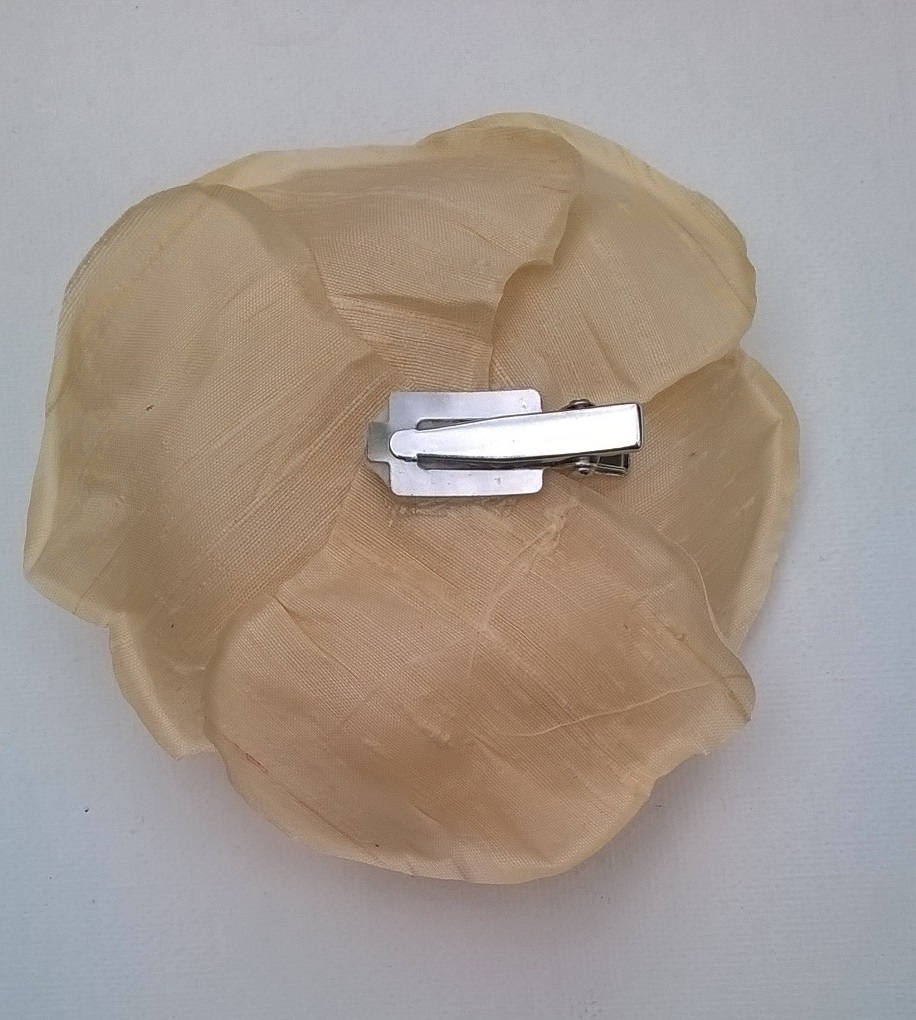 Candlelight Ivory Silk Flower Hair Clip With Rhinestone  display picture 1