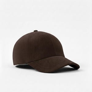 K&ouml;nnte beinhalten: Eine einfarbige, braune Baseballkappe mit gebogenem Schirm. Die Kappe hat ein sechsteiliges Design und einen kleinen Knopf oben. Der Hut ist aus einem weichen, strukturierten Material gefertigt.