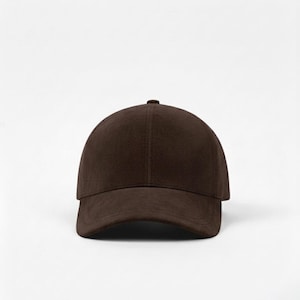 K&ouml;nnte beinhalten: Einfarbige braune Baseballkappe mit gebogenem Schirm. Die Kappe hat ein klassisches Sechs-Panel-Design und einen kleinen Knopf oben. Der Hut ist aus einem weichen, strukturierten Material gefertigt.