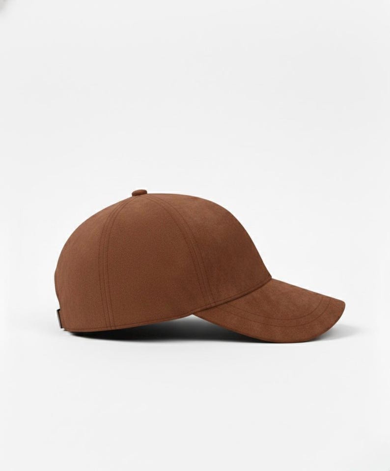 K&ouml;nnte beinhalten: Braune Baseballkappe mit gebogenem Schirm. Die Kappe besteht aus einem weichen Material und hat ein klassisches Sechs-Panel-Design. Die Kappe ist einfarbig und hat einen kleinen Knopf oben.