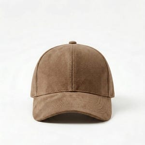 K&ouml;nnte beinhalten: Braune Baseballkappe mit gebogenem Schirm. Die Kappe besteht aus einem Wildleder-&auml;hnlichen Material und hat eine strukturierte Krone. Sie hat einen kleinen Knopf oben und eine Naht in der Mitte.