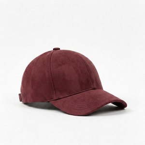 K&ouml;nnte beinhalten: Burgunderfarbene Baseballkappe mit gebogenem Schirm. Die Kappe besteht aus einem weichen, Wildleder-&auml;hnlichen Material und hat einen kleinen verstellbaren Riemen am R&uuml;cken. Klassisches Sechs-Panel-Design und Knopf oben.