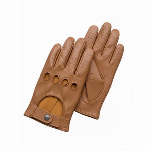 Könnte beinhalten: Ein Paar hellbraune Leder-Fahrhandschuhe. Die Handschuhe haben ein klassisches Design mit kleinen Perforationen und großen kreisförmigen Aussparungen an den Knöcheln. Ein Druckknopfverschluss sichert den Handgelenkbereich.