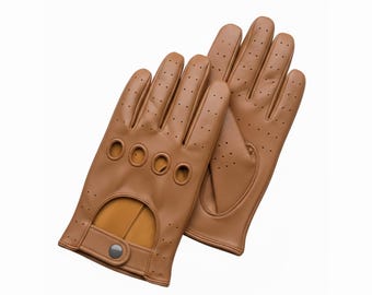 Guantes de conducción de cuero marrón claro para hombre — Guantes de carreras perforados color coñac, guantes de motor de estilo vintage con dorso abierto y cierre de botón a presión.