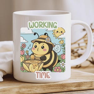 Puede incluir: Taza de cerámica blanca con una ilustración de abeja de dibujos animados con sombrero de paja, rodeada de flores y el texto "WORKING TIME". El sol sonríe en el fondo. Diseño caprichoso y alegre.