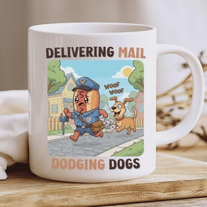 Puede incluir: Taza de cerámica blanca con una ilustración de dibujos animados de un cartero, que se asemeja a un perrito caliente, huyendo de un perro. La taza tiene el texto "DELIVERING MAIL DODGING DOGS". El fondo muestra casas y un cielo soleado.