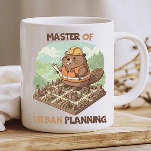 Puede incluir: Taza de cerámica blanca con un castor de dibujos animados con casco y chaleco naranja, sosteniendo planos. El castor está sobre una maqueta de ciudad. El texto dice "MASTER OF URBAN PLANNING". La taza tiene un asa curva.