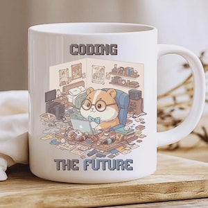 Puede incluir: Taza de cerámica blanca con un hámster de dibujos animados con gafas y pajarita, codificando en un portátil. La taza tiene las palabras "CODING THE FUTURE" en fuente pixelada, con un fondo detallado de la habitación.